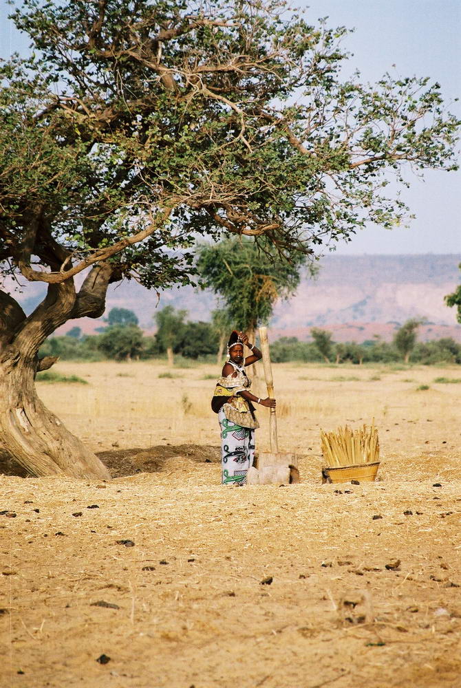 Femme Peul dans la savane
